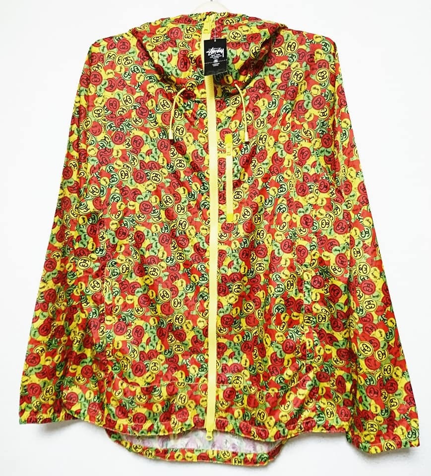 新品 定価1.9万 STUSSY/ステューシー/SSシャネルロゴ総柄/ツバ付きフード/パーカー/ウインドブレーカー L ラスタカラー 買いお値下 ステューシー パーカー 総柄 フードロゴ パーカー