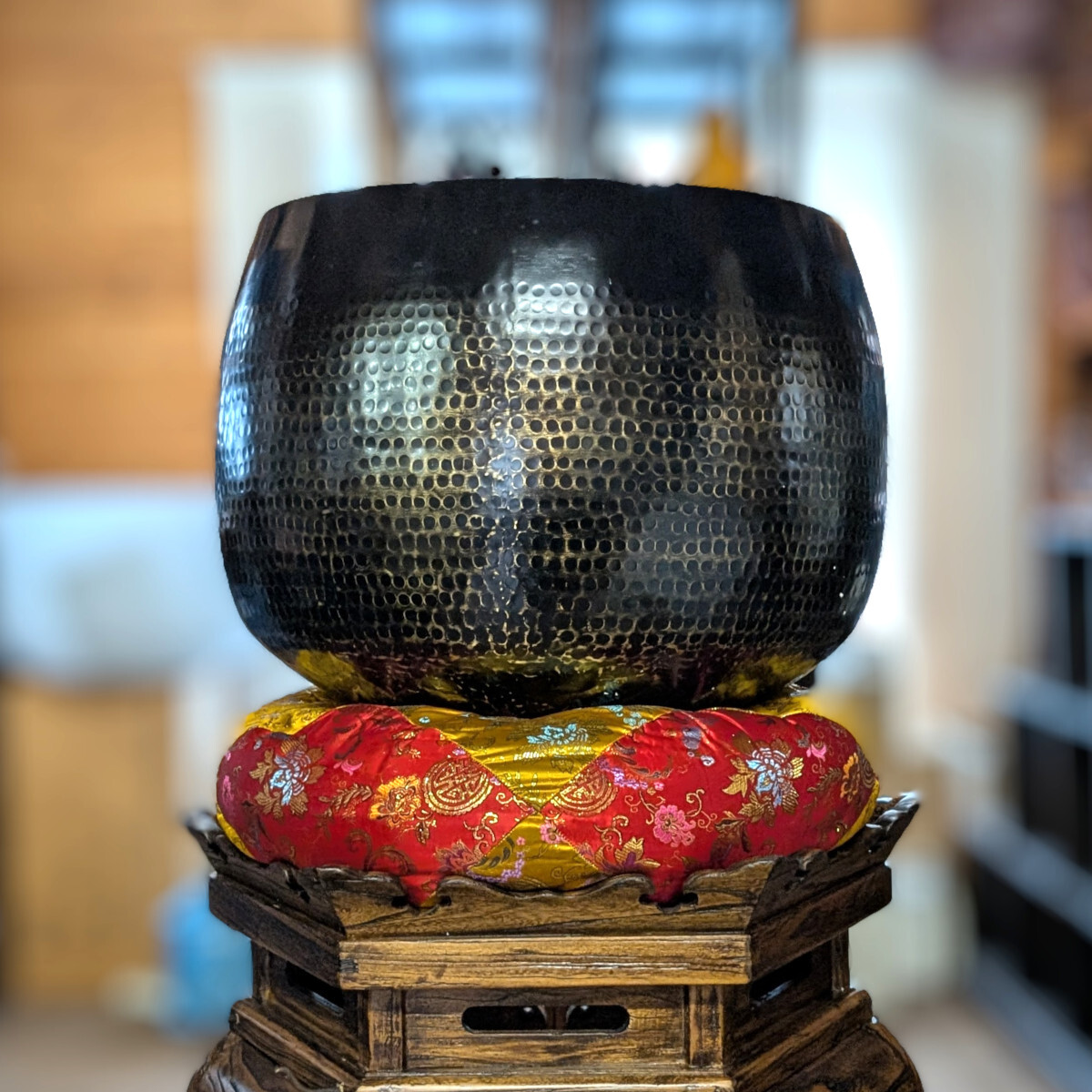 特大 おりん お座布付 台付き 1.6尺 約48cm 磬子 寺院 仏具 特大 おりん お座布付 台付き 1.6尺 約48cm 磬子 寺院 仏具