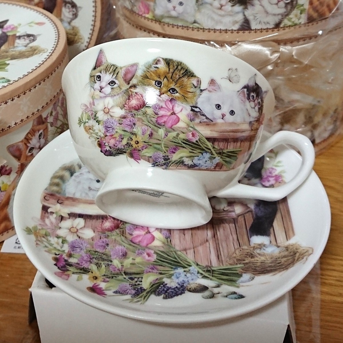 猫 ティーカップ ソーサー2客セット 箱付 ポーセリン ネコ柄 猫 ティーカップ ソーサー2客セット 箱付 ポーセリン ネコ柄