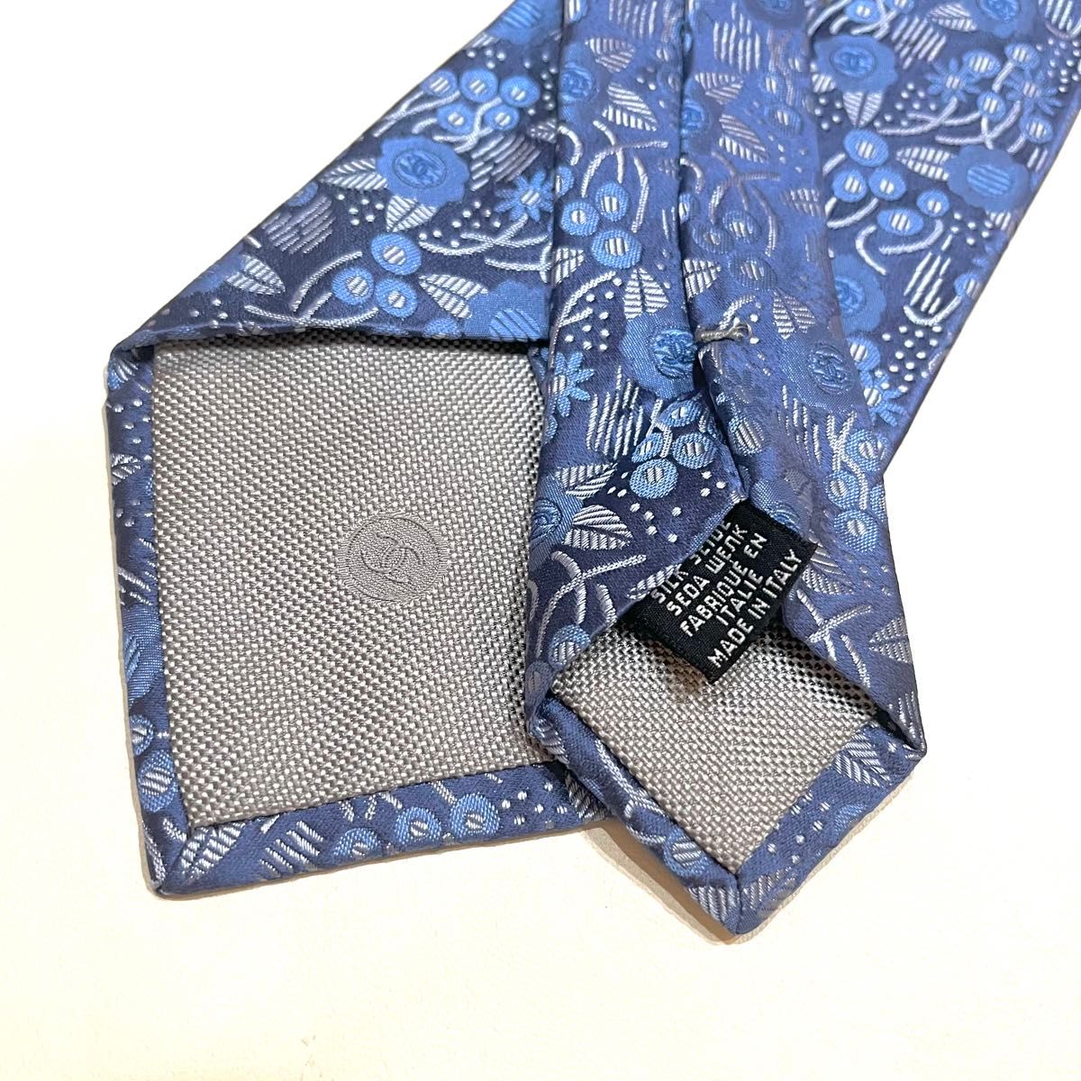美品】CHANEL シャネル ネクタイ ブランドロゴ 花柄 ブルー ココ 美品】CHANEL シャネル ネクタイ ブランドロゴ 花柄 ブルー ココ