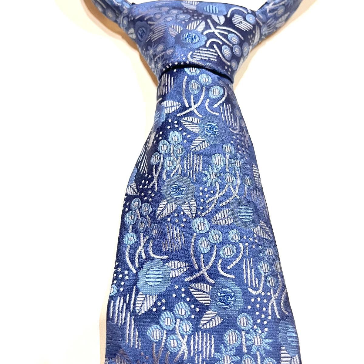 美品】CHANEL シャネル ネクタイ ブランドロゴ 花柄 ブルー ココ 美品】CHANEL シャネル ネクタイ ブランドロゴ 花柄 ブルー ココ