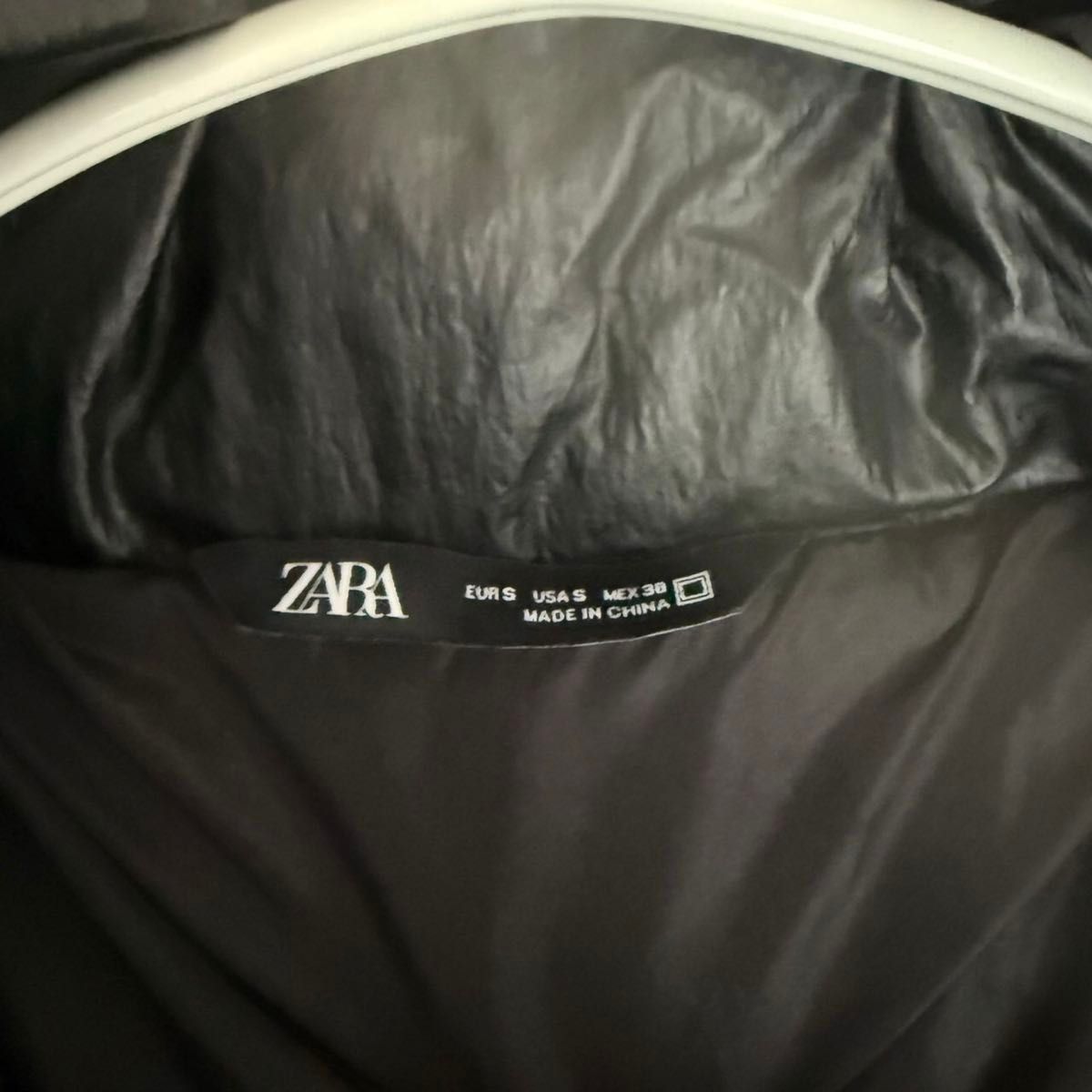 ZARA シャイニーパフジャケット Sサイズ ブラック ダウン ZARA シャイニーパフジャケット Sサイズ ブラック ダウン