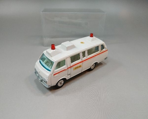 トミカ No.56.57 トヨタ ハイエース COMMUTER 救急車 日本製
