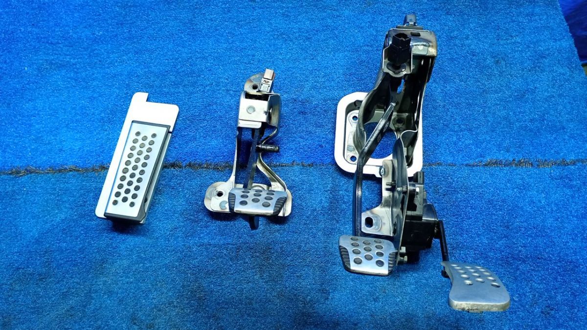 日産 AK12 マーチ 12SR 純正 アクセル ブレーキ クラッチ ペダル セット フットレスト付 MT マニュアル