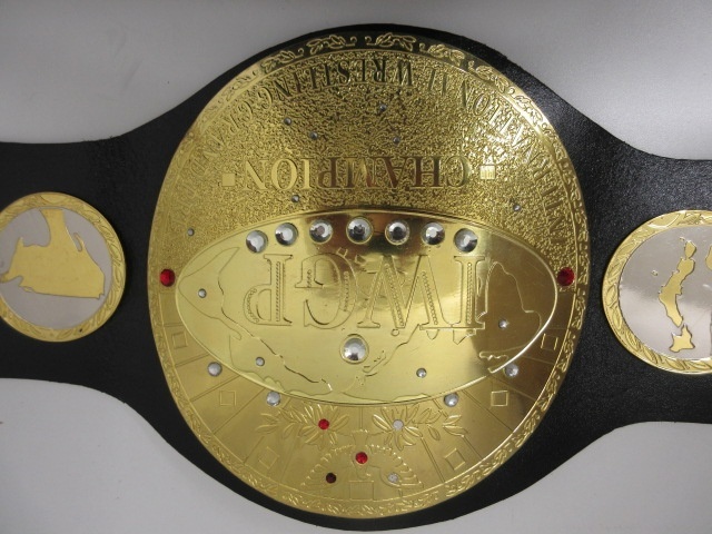 IWGP 初代ヘビー級チャンピオンベルト レプリカの値段と価格推移