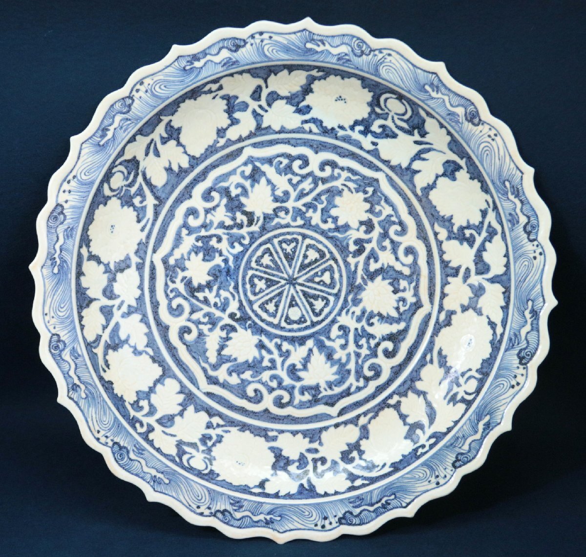 【未使用品】 染付 青花 中国の古い陶磁器 花紋大皿 中国美術品(骨董 唐物 工芸品