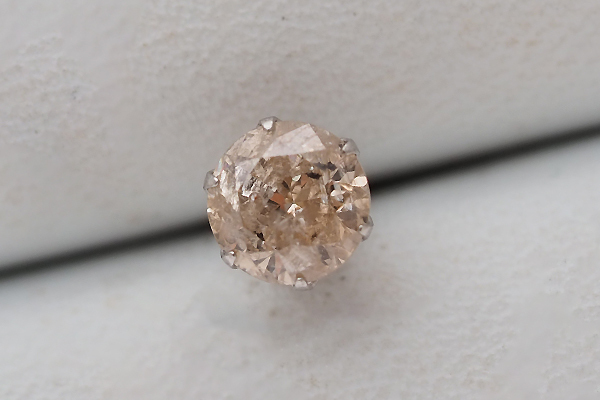 大粒!プラチナ900 ダイヤモンド0.6ct 片耳ピアス ブラウン 大粒!プラチナ900 ダイヤモンド0.6ct 片耳ピアス ブラウン