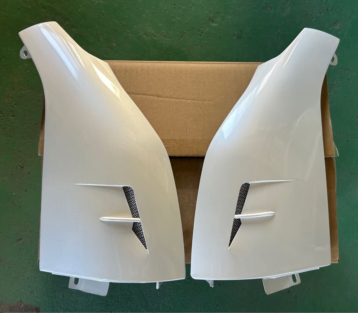 ハイエース200 系用　フロントコーナーパネル（パールホワイト070 ウレタン2液塗装品）左右