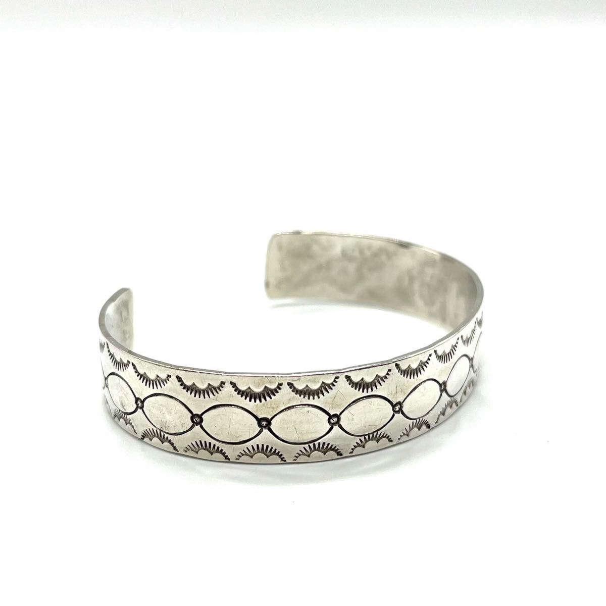 【ヴィンテージ】インディアンジュエリー NAVAJO ナバホ族 南西部 シルバースタンプバングル 純銀 SV925 カフ ブレスレット アクセサリー