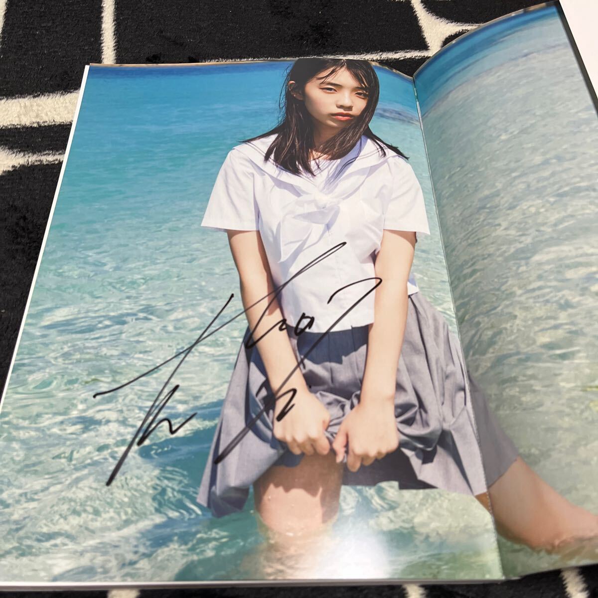 ☆菊地姫奈☆直筆サイン入り写真集 「moment」中古美品 生写真 ☆菊地姫奈☆直筆サイン入り写真集 「moment」中古美品 生写真
