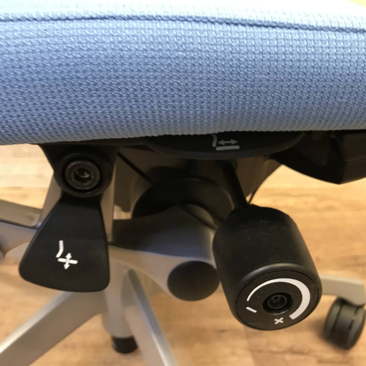 値下げ【直接引取可】オカムラ Baron バロン オフィスチェア CP33DR-FGR4 肘なし ローバック 背メッシュ アクアブルー I0223-1　　　