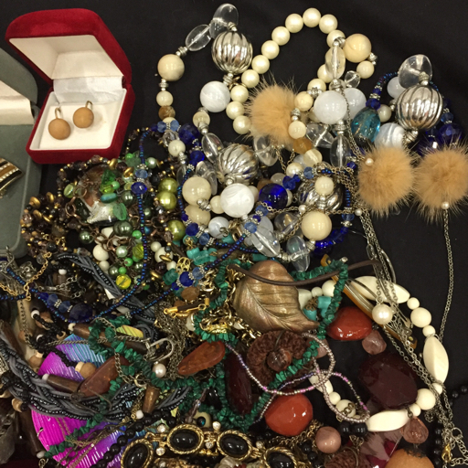 イミテーション まとめ 総重量約2.7kg アクセサリー ネックレス イヤリング ピアス リング ブレスレット ヴィンテージ 現状品 og イミテーション 含 珊瑚 ⁄ パール 他 ネックレス ブローチ 等