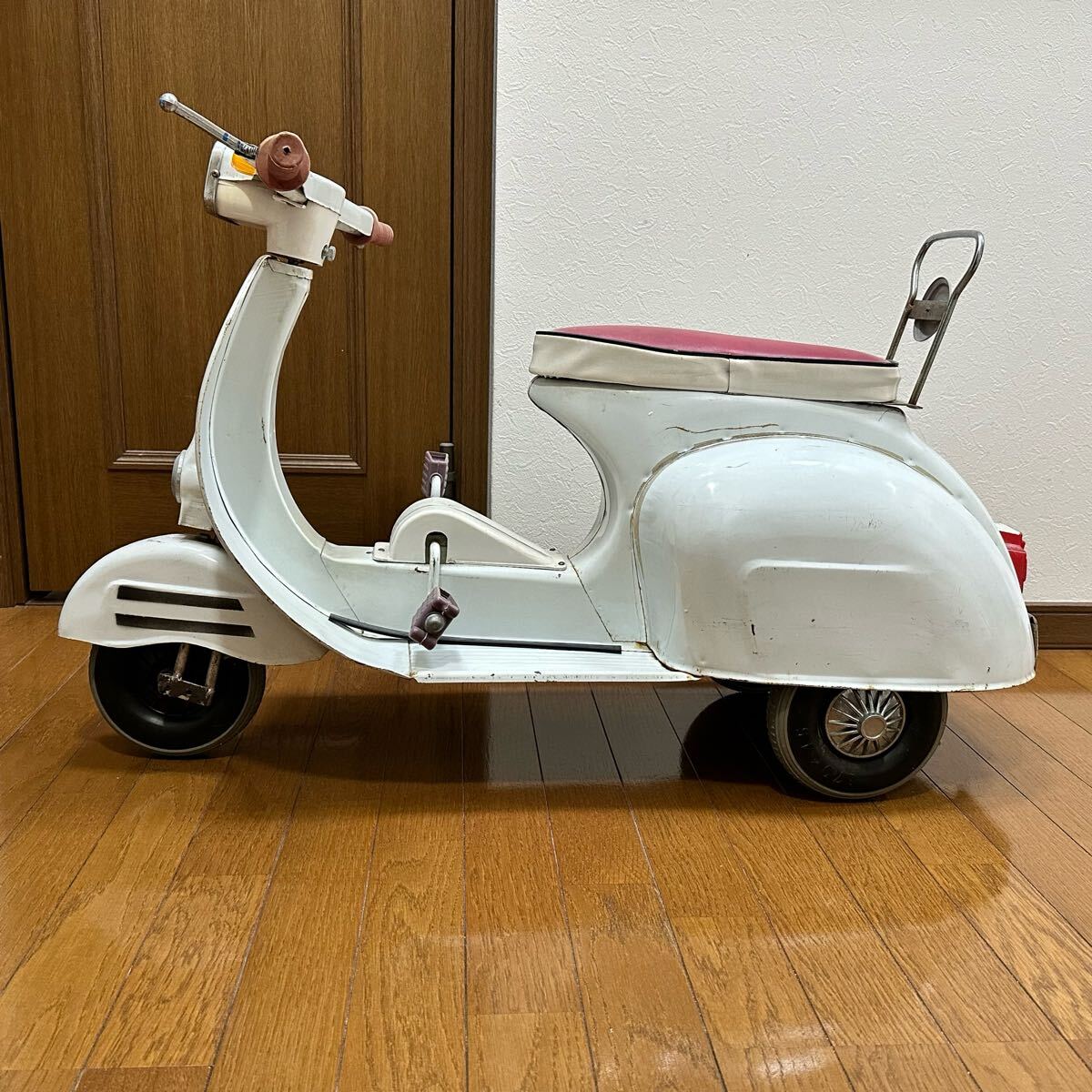 ベスパ VESPA 三輪車 ペダルカー 乗用玩具 ビンテージ レトロ ベスパ VESPA 三輪車 ペダルカー 乗用玩具 ビンテージ レトロ