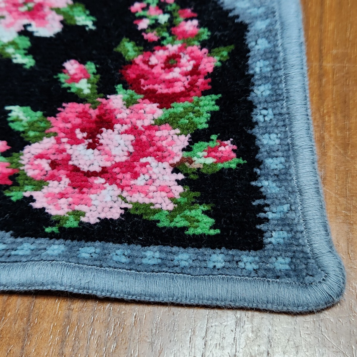 美品 USED ブランド タオルハンカチ FEILER 約22cm×22cm グレー ブラック バラ_画像4