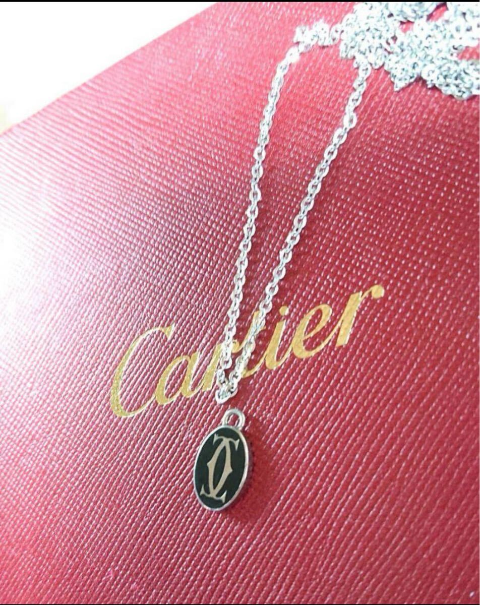カルティエCartierロゴチャーム 小サイズ シルバーとブラック ネックレスチェーンプレゼント