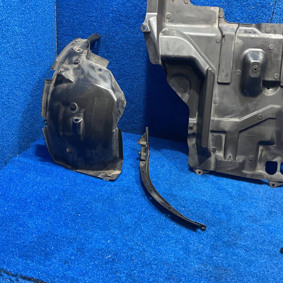 [AK-0025705][K1] H28 Suzuki Every Wagon DA17 DA17W [ отделка крыла левый правый undercover комплект ] 598165