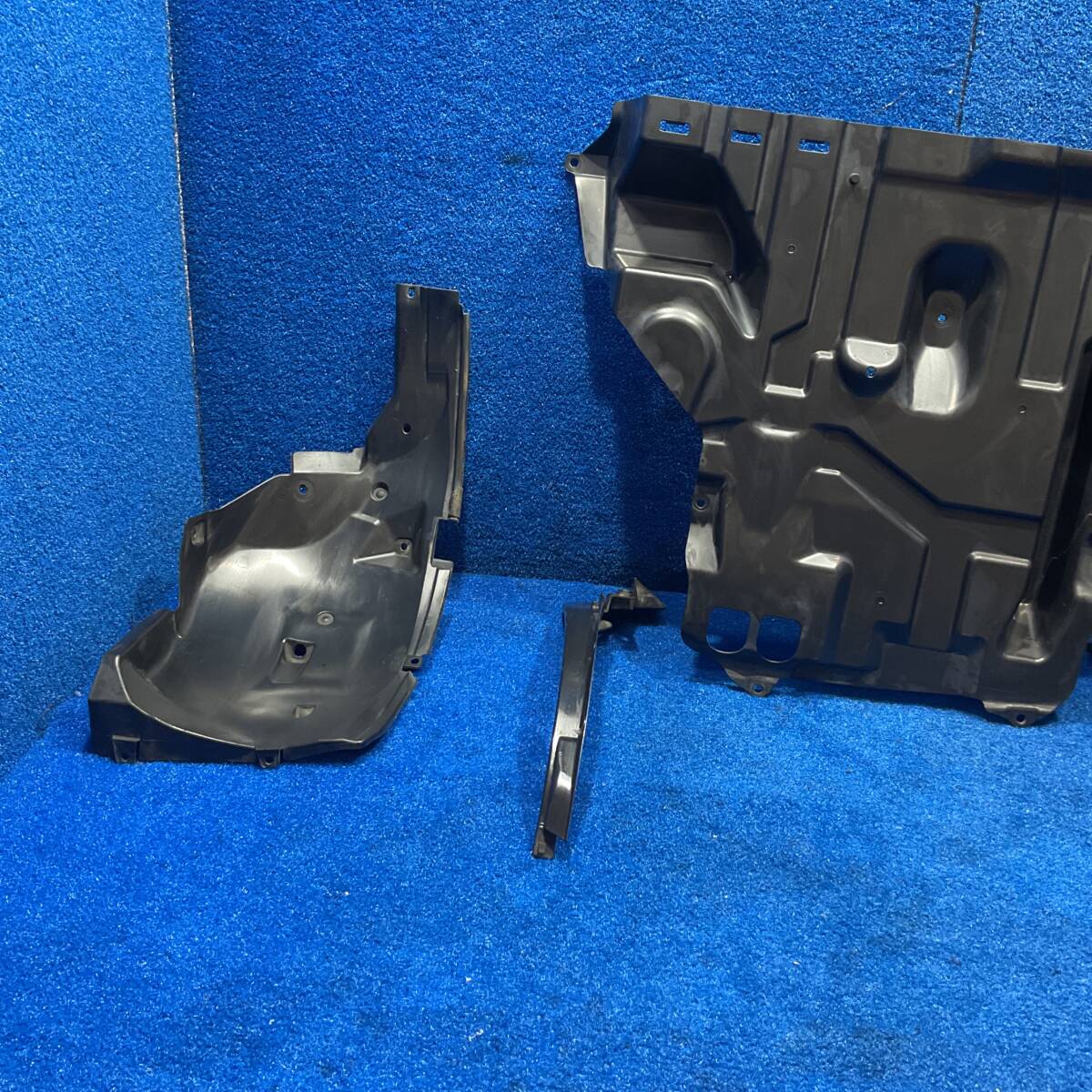 [AK-0025705][K1] H28 Suzuki Every Wagon DA17 DA17W [ отделка крыла левый правый undercover комплект ] 598165