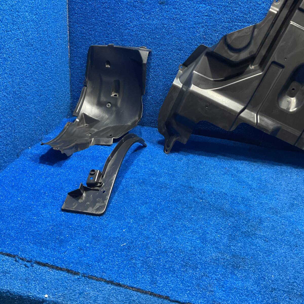 [AK-0025705][K1] H28 Suzuki Every Wagon DA17 DA17W [ отделка крыла левый правый undercover комплект ] 598165
