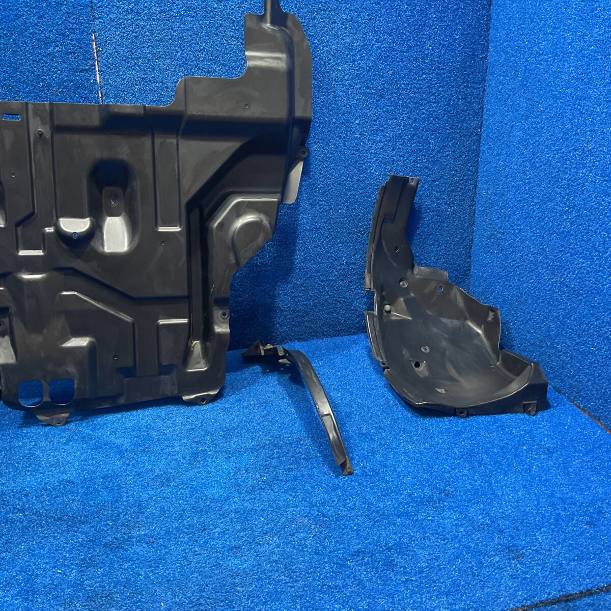 [AK-0025705][K1] H28 Suzuki Every Wagon DA17 DA17W [ отделка крыла левый правый undercover комплект ] 598165