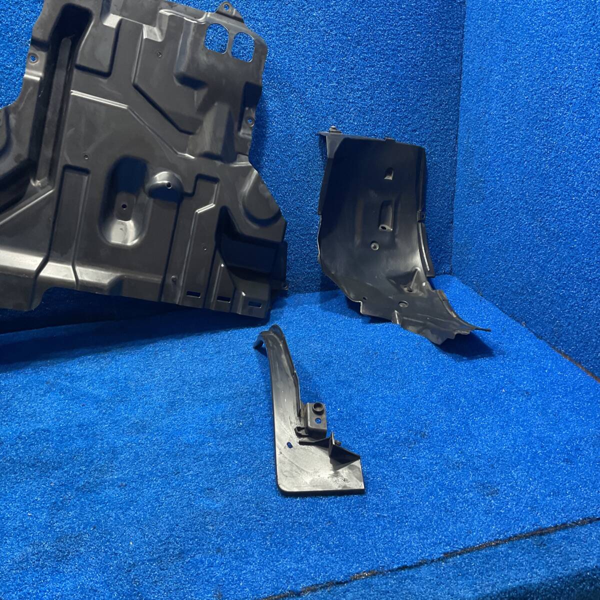 [AK-0025705][K1] H28 Suzuki Every Wagon DA17 DA17W [ отделка крыла левый правый undercover комплект ] 598165