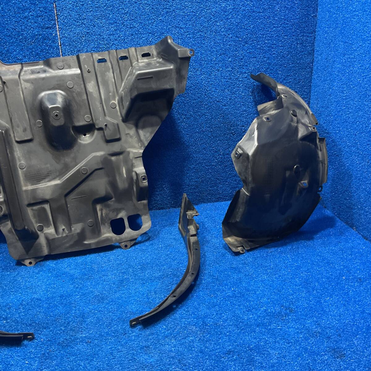 [AK-0025705][K1] H28 Suzuki Every Wagon DA17 DA17W [ отделка крыла левый правый undercover комплект ] 598165