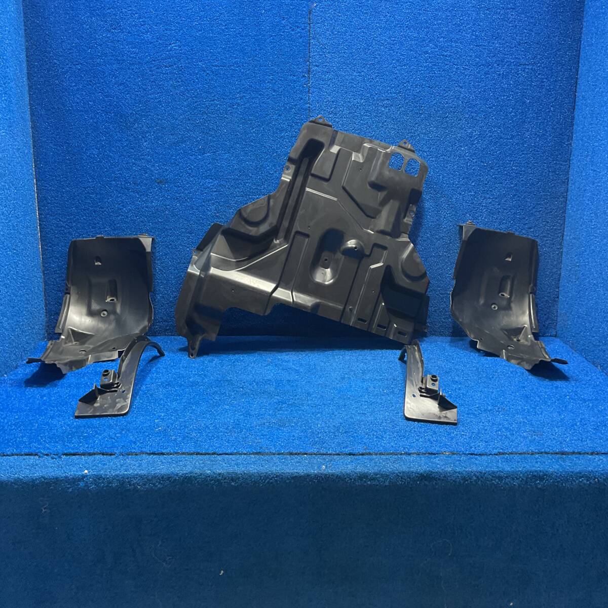 [AK-0025705][K1] H28 Suzuki Every Wagon DA17 DA17W [ отделка крыла левый правый undercover комплект ] 598165