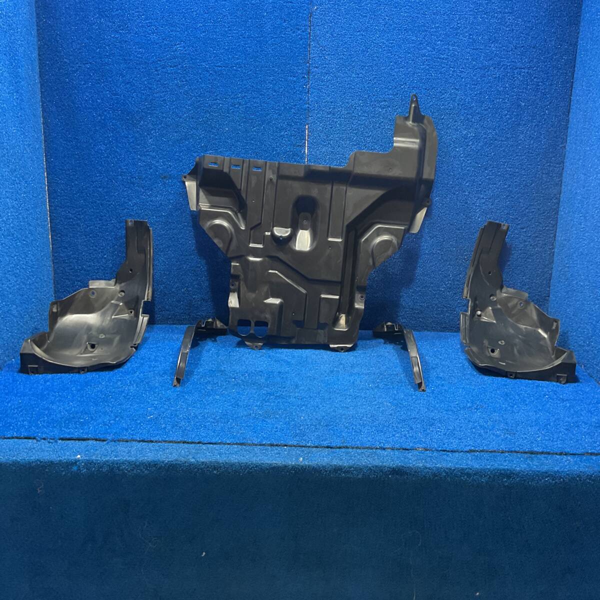 [AK-0025705][K1] H28 Suzuki Every Wagon DA17 DA17W [ отделка крыла левый правый undercover комплект ] 598165