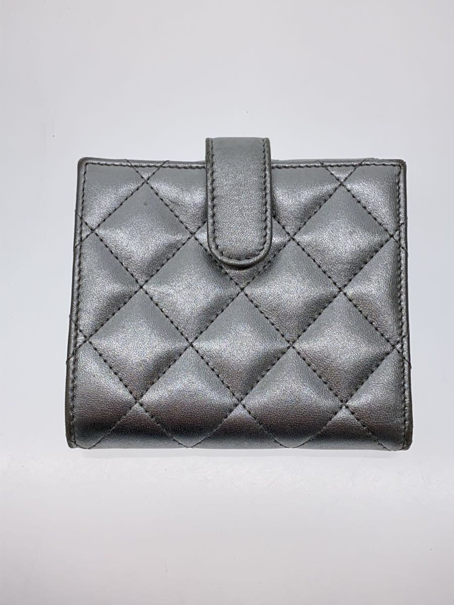 CHANEL◇2つ折り財布/羊革/シルバー/無地/レディース/マトラッセ CHANEL◇2つ折り財布/羊革/シルバー/無地/レディース/マトラッセ