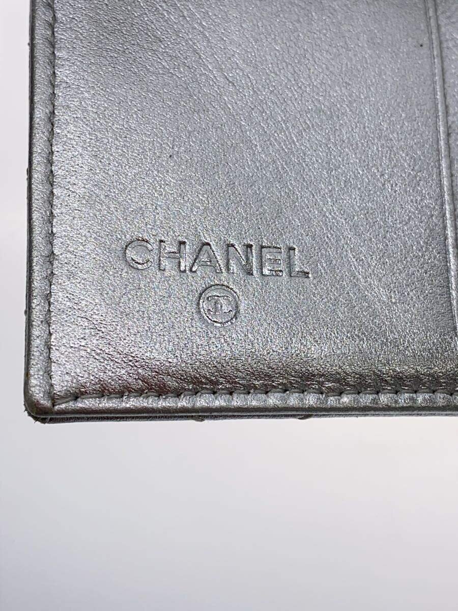 CHANEL◇2つ折り財布/羊革/シルバー/無地/レディース/マトラッセ CHANEL◇2つ折り財布/羊革/シルバー/無地/レディース/マトラッセ