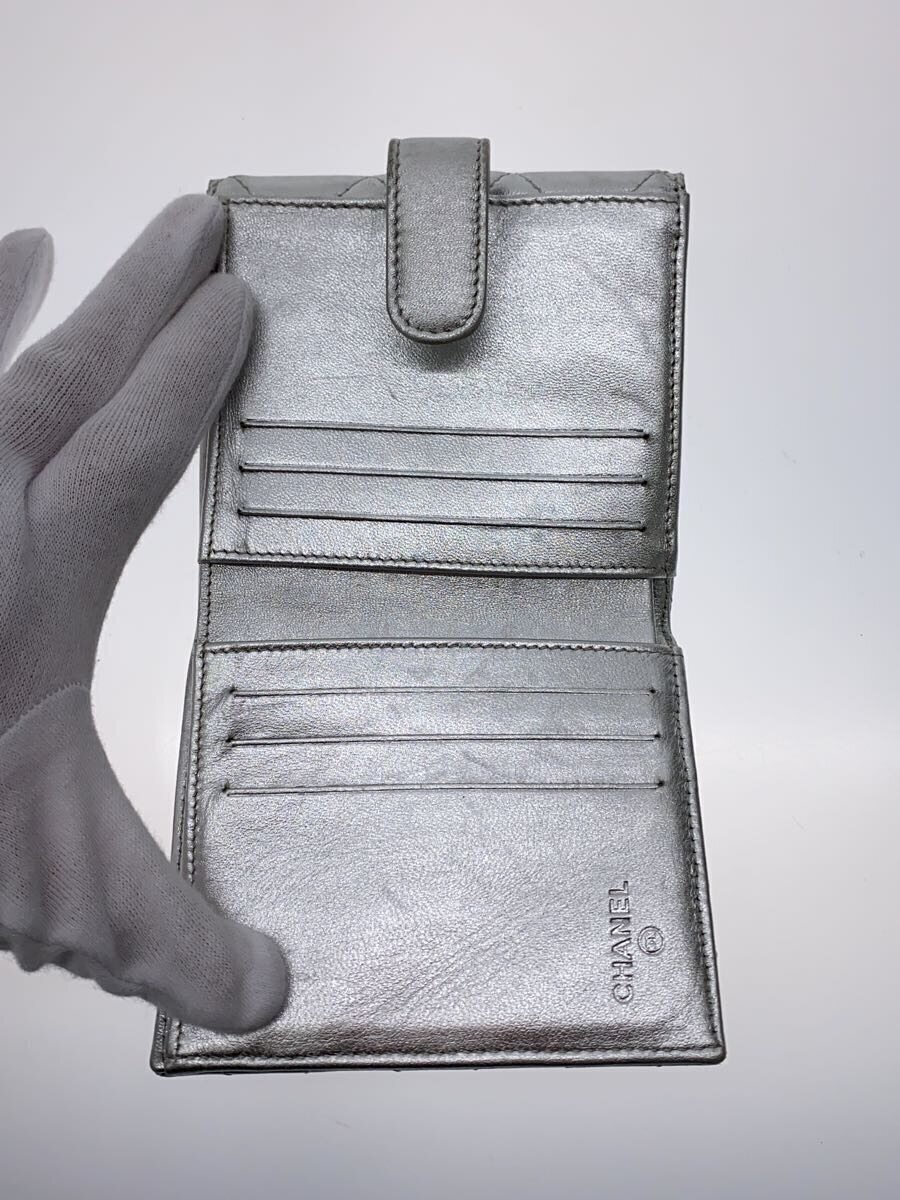 CHANEL◇2つ折り財布/羊革/シルバー/無地/レディース/マトラッセ CHANEL◇2つ折り財布/羊革/シルバー/無地/レディース/マトラッセ