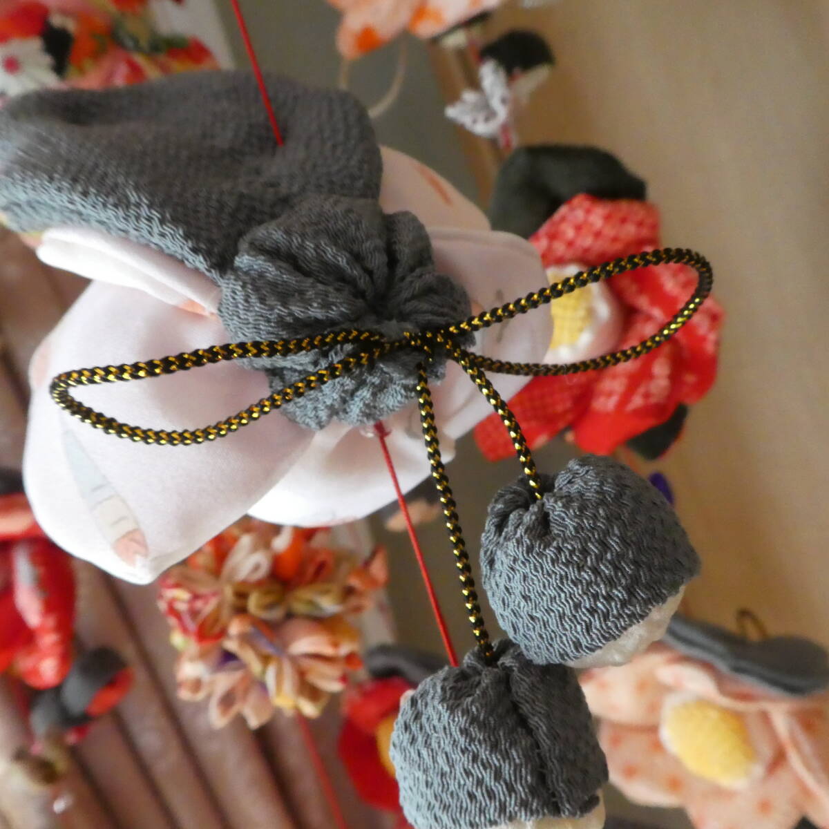 古布 正絹 吊るし椿 錦紗縮緬 疋田模様 麻の葉 くくり花 さげ 古布 正絹 吊るし椿 錦紗縮緬 疋田模様 麻の葉 くくり花 さげ