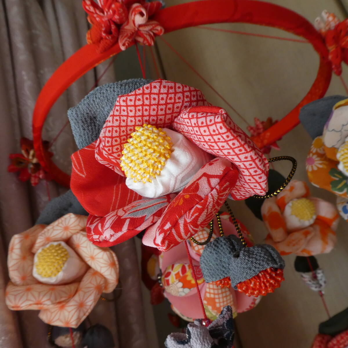 古布 正絹 吊るし椿 錦紗縮緬 疋田模様 麻の葉 くくり花 さげ 古布 正絹 吊るし椿 錦紗縮緬 疋田模様 麻の葉 くくり花 さげ