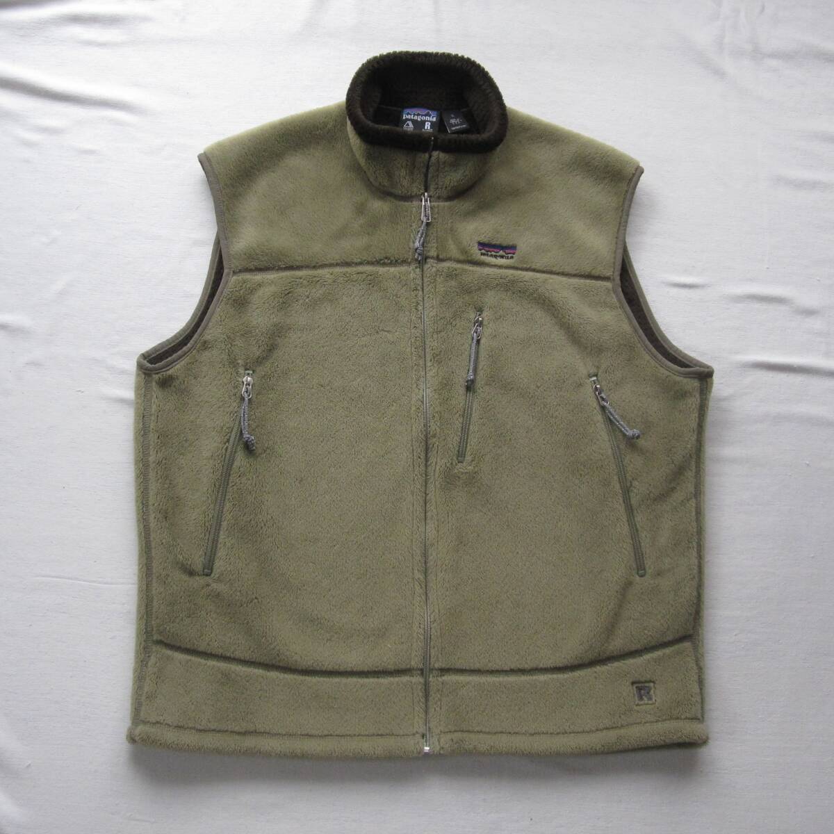 ☆デッド '01 パタゴニア R4 ベスト (XL) 刺繍ロゴ ( フィールドグリーン ) 2001 USA製　 / ビンテージ レトロ r2 R4ジャケット　patagonia