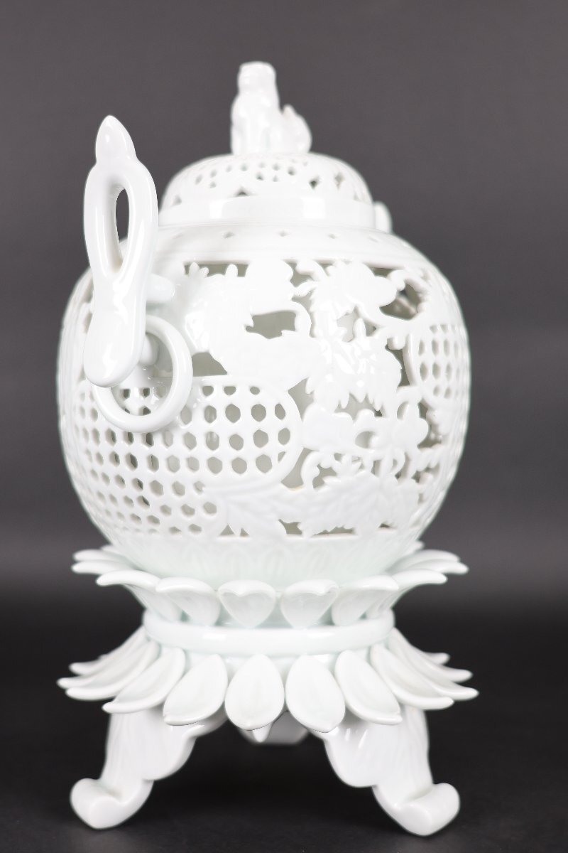 珍品堂】1円から 有田焼 香炉 松右衛門作 白磁 獅子摘蓋鷲文透彫 珍品堂】1円から 有田焼 香炉 松右衛門作 白磁 獅子摘蓋鷲文透彫