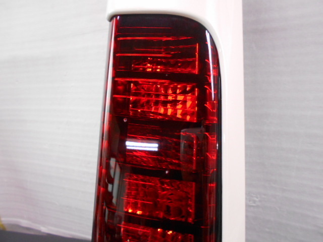 ＊送料無料＊バモス HM1/HM2 右テールランプ パール/KOITO 220-22069 中古品[H000-TB1359]_画像4