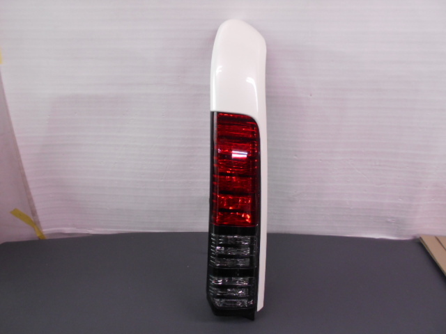 ＊送料無料＊バモス HM1/HM2 右テールランプ パール/KOITO 220-22069 中古品[H000-TB1359]_画像1