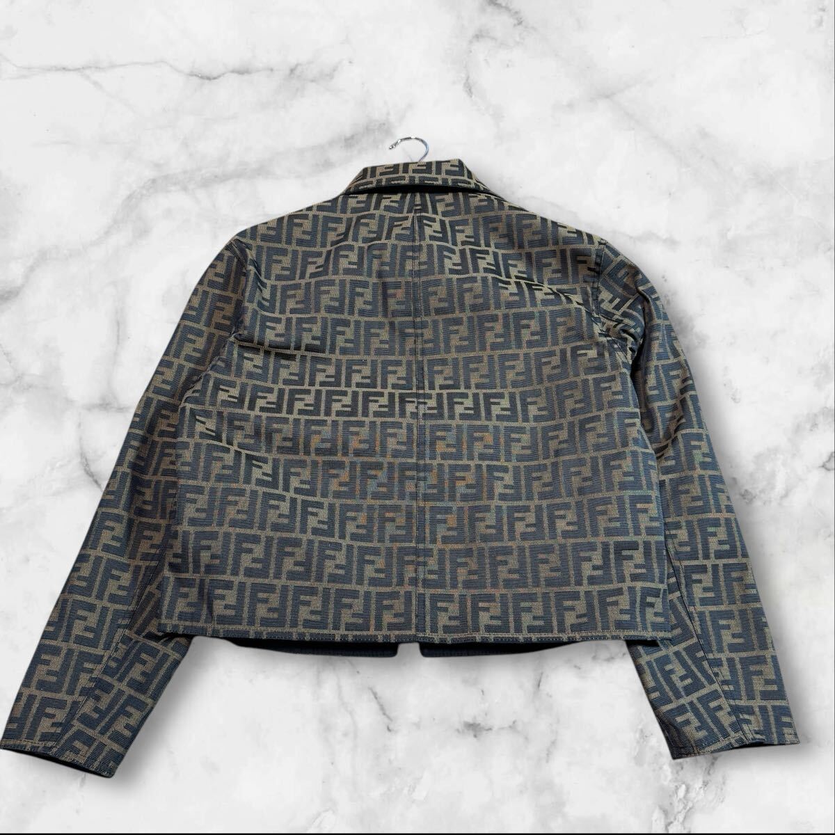 美品 フェンディ FENDI ズッカ リバーシブルジップアップ ダウン 美品 フェンディ FENDI ズッカ リバーシブルジップアップ ダウン