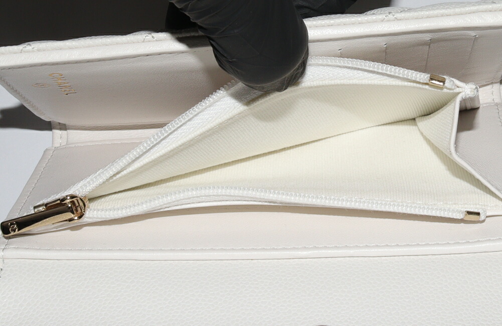 シャネル 二つ折り財布(小銭入れあり) マトラッセ ミディアム クラシックフラップウォレット キャビアスキン 白 ゴールド金具 AP0232