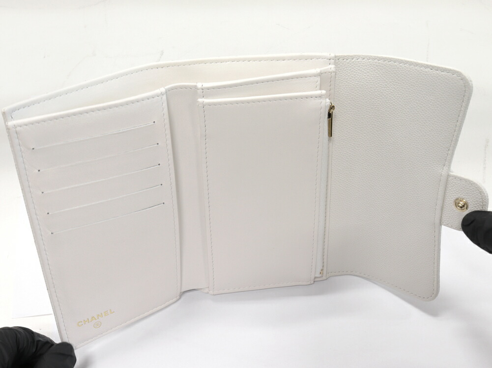 シャネル 二つ折り財布(小銭入れあり) マトラッセ ミディアム クラシックフラップウォレット キャビアスキン 白 ゴールド金具 AP0232