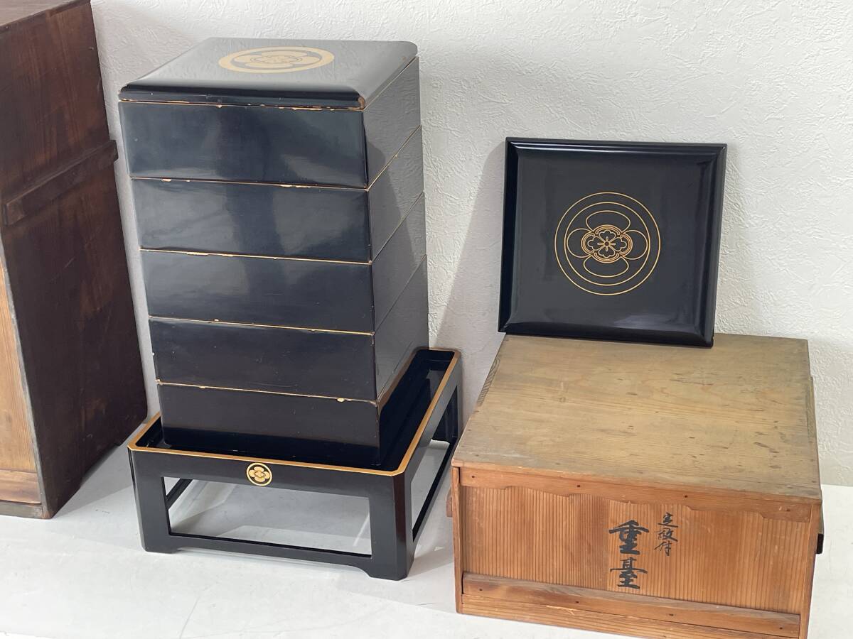 骨董　　家紋入り　重箱　木製収納ケース入り 骨董 家紋入り 重箱 木製収納ケース入り