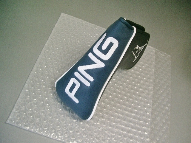 送料込み　未使用　ＰＩＮＧ　ピン　合皮素材　黒紺白　ピン型　パターカバー