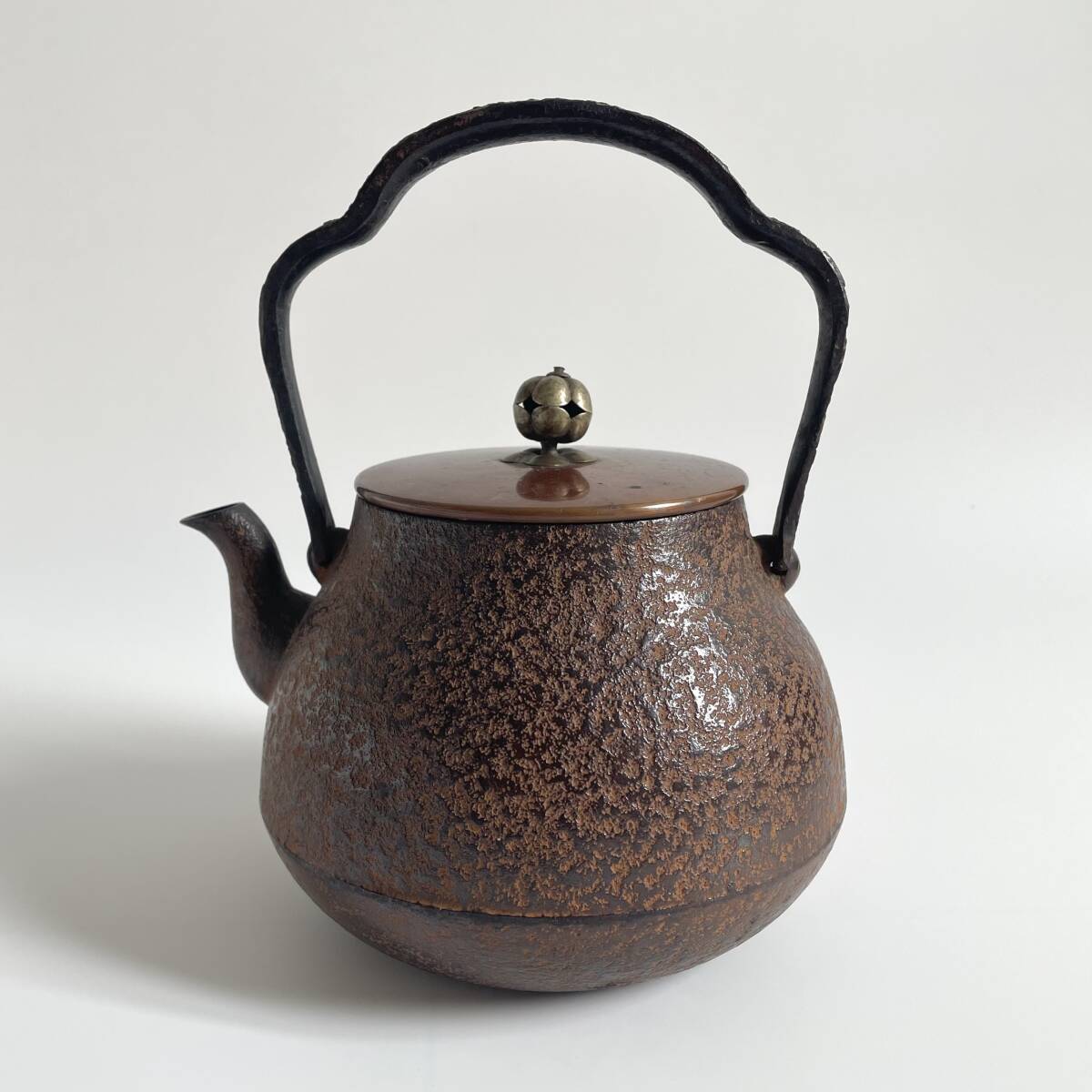 古い鉄瓶 銅蓋 詳細不明 小振り 時代物 茶道具 煎茶道具 急須 古い鉄瓶 銅蓋 詳細不明 小振り 時代物 茶道具 煎茶道具 急須