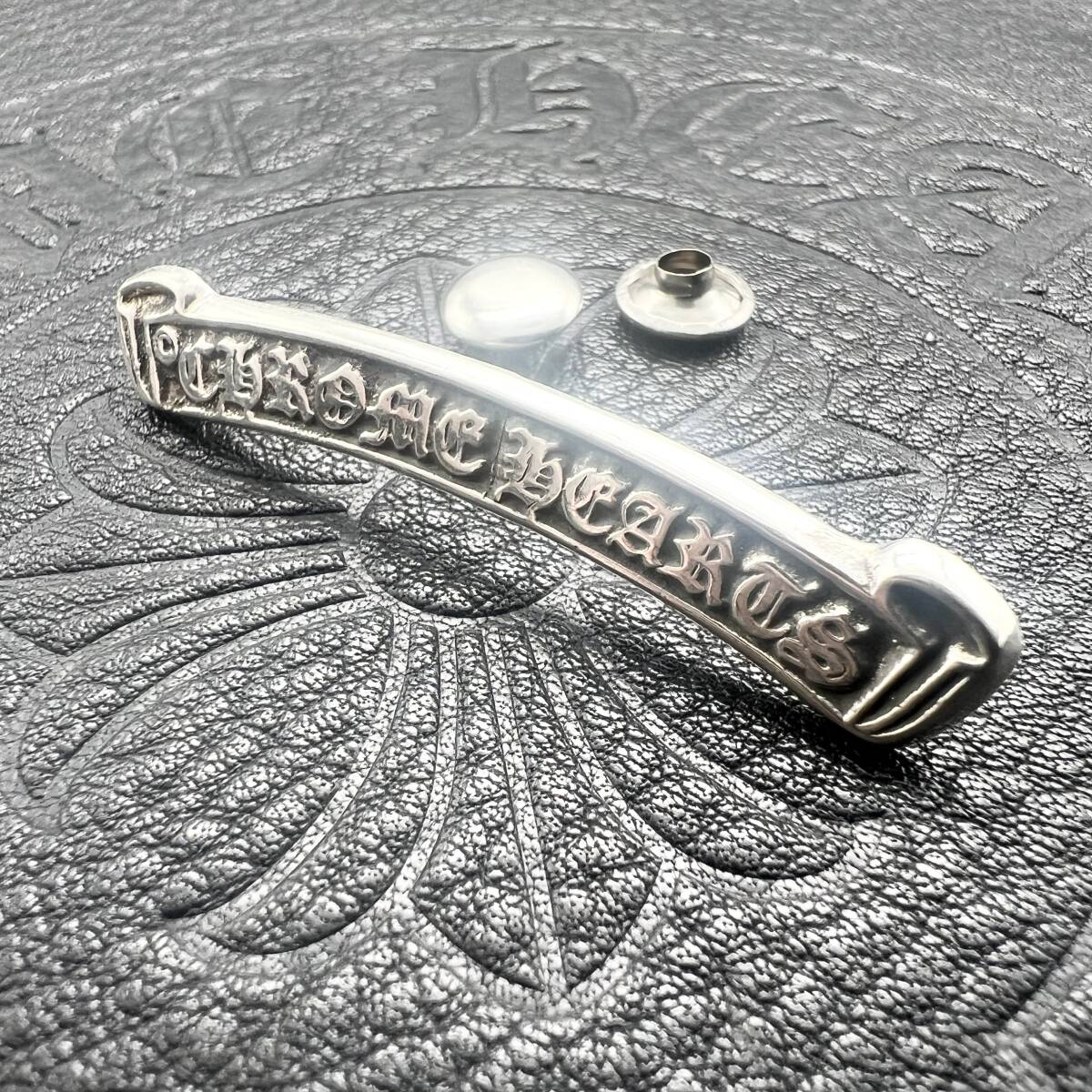 クロムハーツ ロゴ リベット クロムハーツ スクロールロゴプレート chrome hearts logo rivet