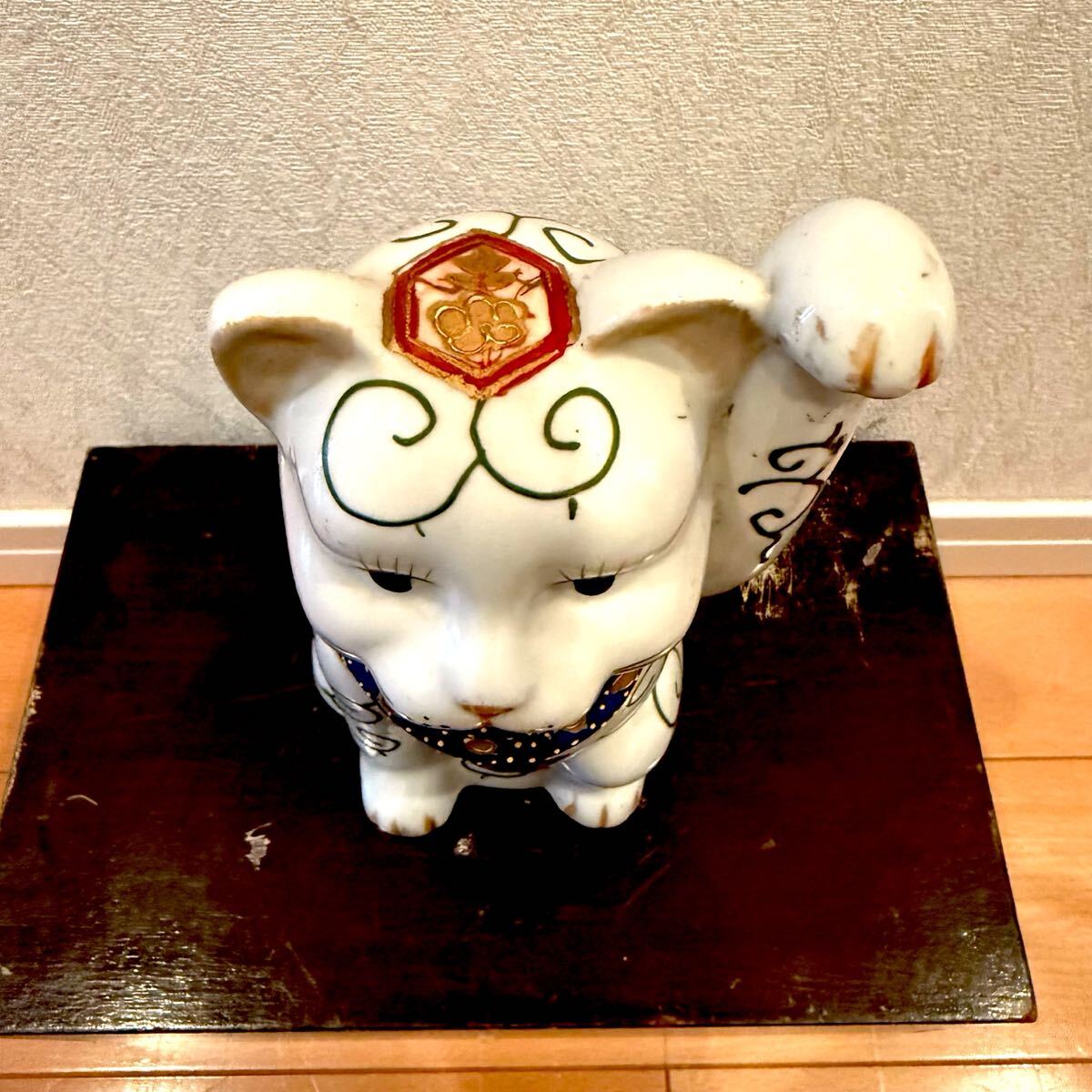 猫の置物 陶器製 金彩色絵 伊万里 (里帰り品?) 2体 置物 - 置物 猫の置物 陶器製 金彩色絵 伊万里 (里帰り品?) 2体 置物 - 置物