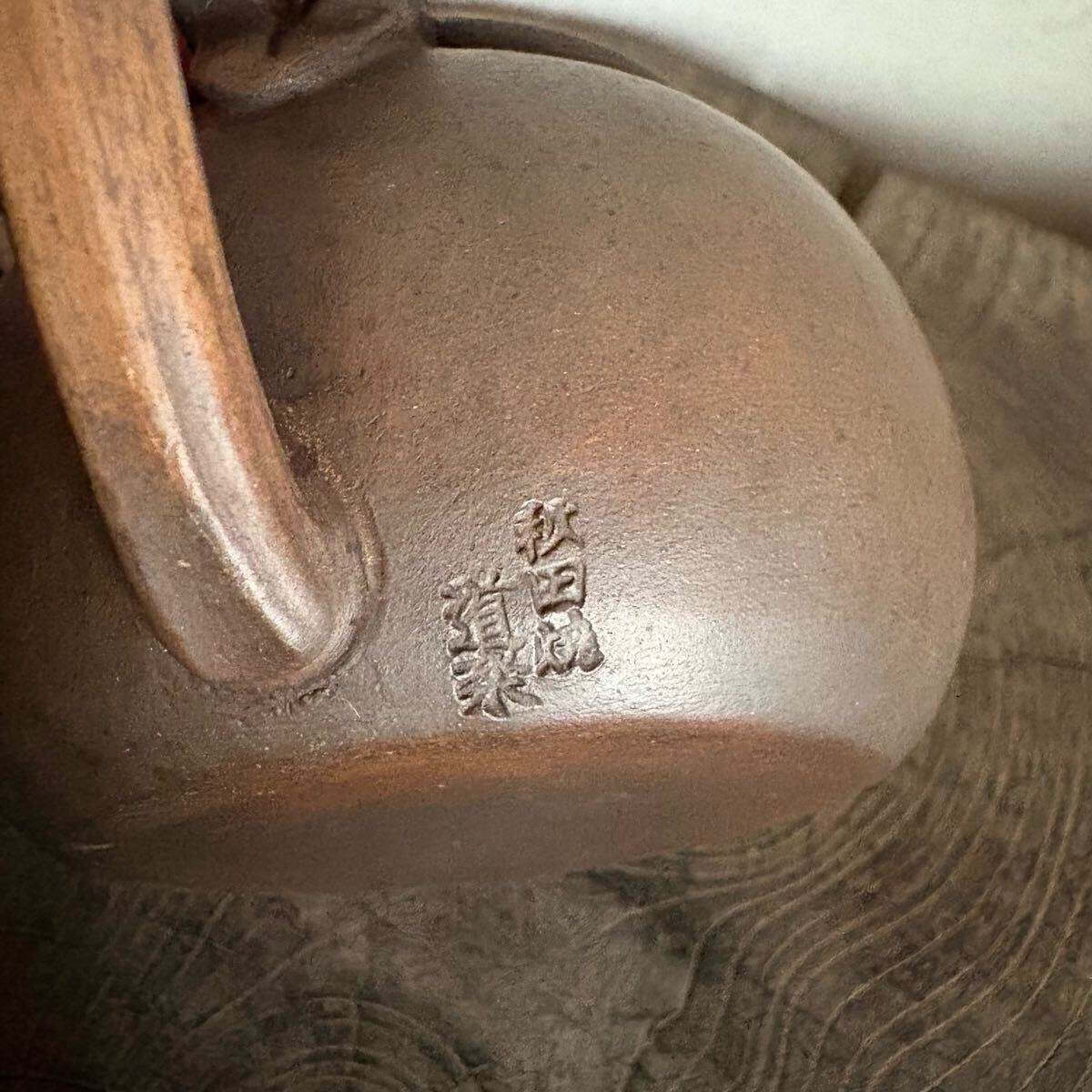 在銘:奥田道遊作 秋田焼 蓮葉文急須 煎茶道具 蛙からくり細工蓋 在銘:奥田道遊作 秋田焼 蓮葉文急須 煎茶道具 蛙からくり細工蓋