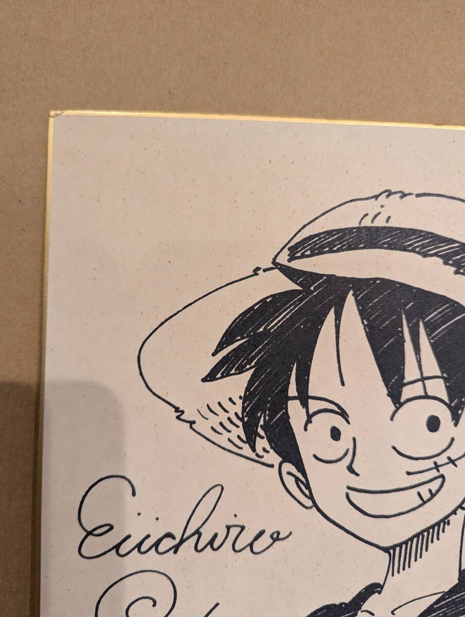 左角に折れあり