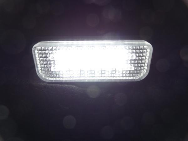 激白光! 交換式! ベンツ LED ライセンスランプ W219 CLS350 CLS550 CLS55 CLS63 CLSクラス