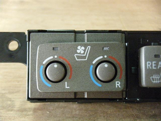 セルシオ UCF31 センターロアスイッチ 　純正品番84988-50440 管理番号X6421_画像2