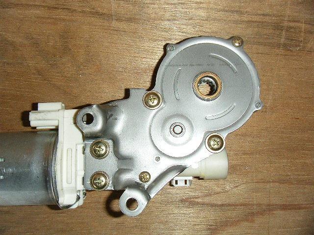 セルシオ UCF31 左フロントパワーシートモーター 　純正品番85820-50320 管理番号X6423_画像3