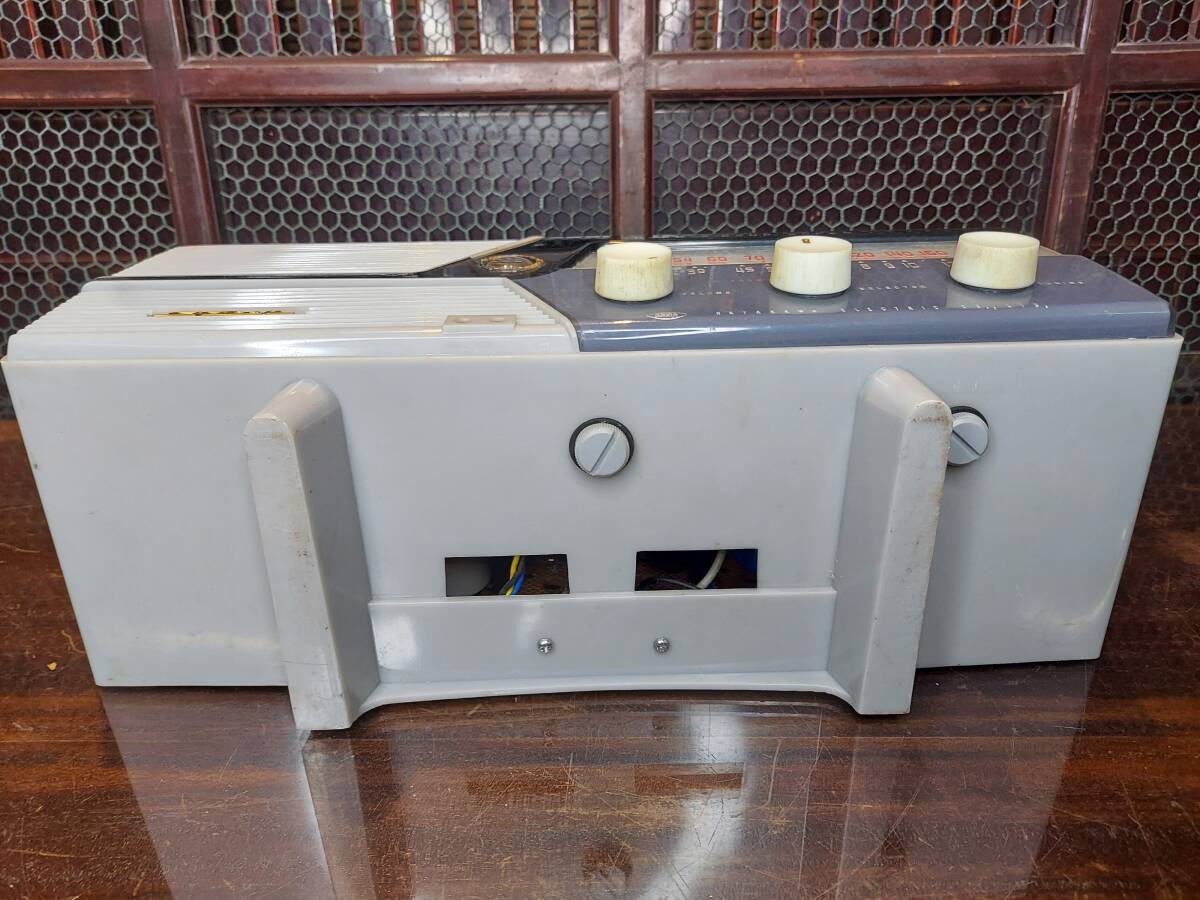K03-0210 昭和レトロ 真空管ラジオ プラスチック筐体 シャープ製 K03-0210 昭和レトロ 真空管ラジオ プラスチック筐体 シャープ製